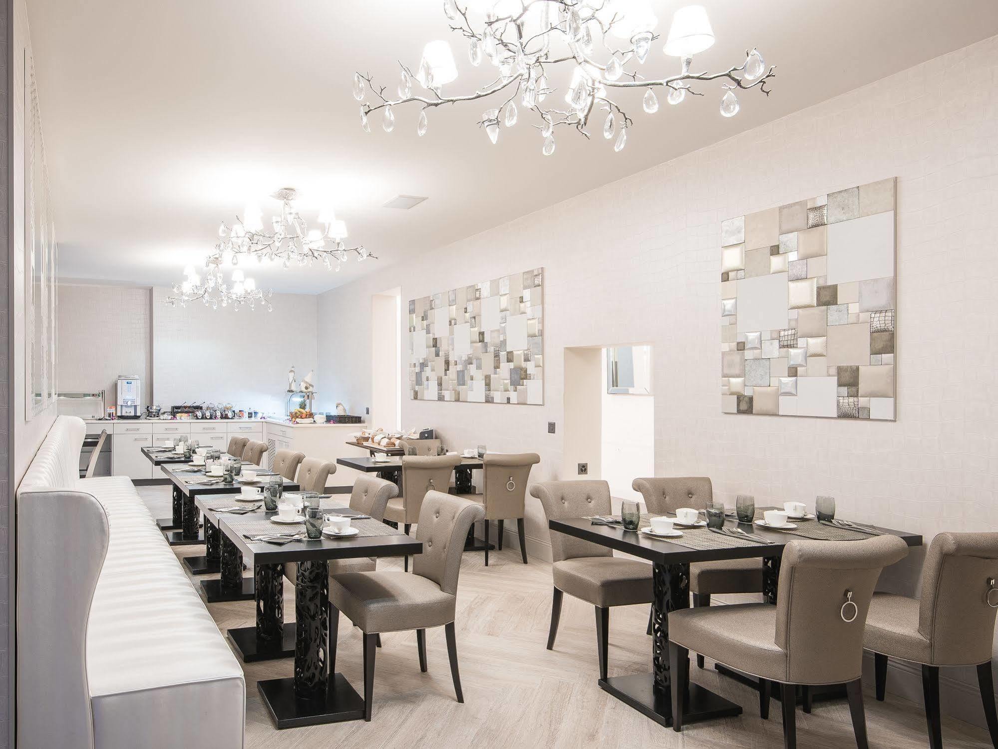 Le White - Le 42 Restaurant Hotel